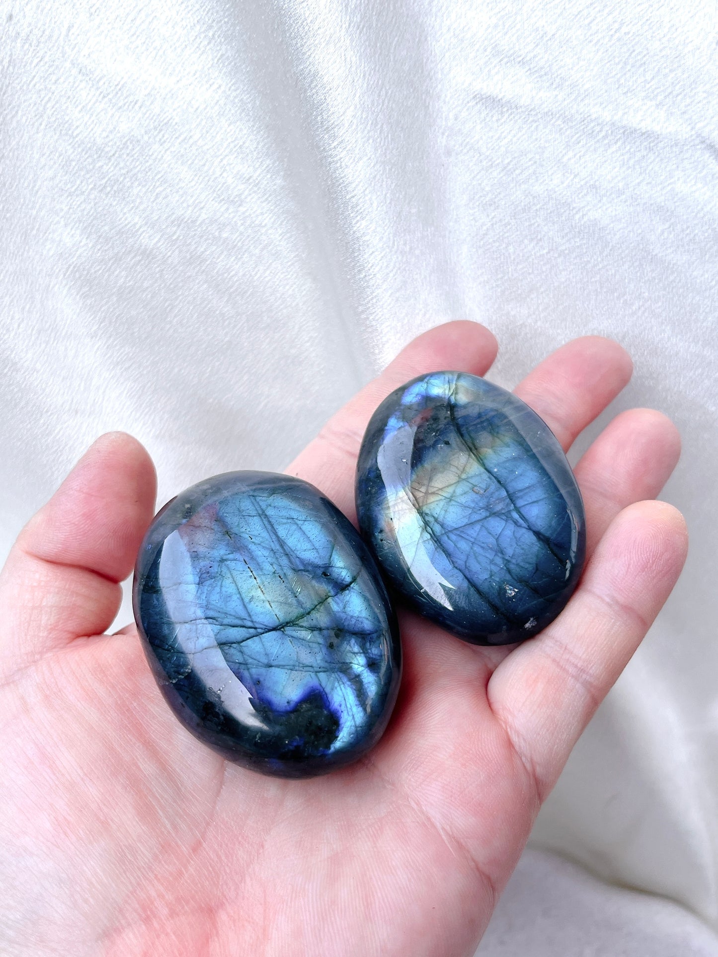 Flashy Labradorite Palm Stone 01